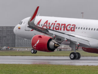 Airbus A320neo de Avianca realizando maniobras de despegue sobre una pista mojada en un día nublado.