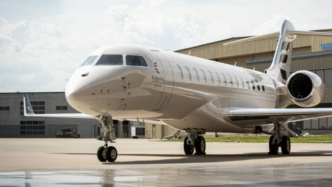 Jet ejecutivo Bombardier Global 8000 estacionado en la plataforma de un complejo industrial, ilustrando la expansión de infraestructura técnica del fabricante en Estados Unidos.