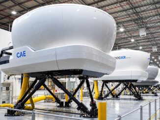 Fila de simuladores de vuelo completo CAE montados sobre brazos hidráulicos dentro de un centro de entrenamiento industrial.