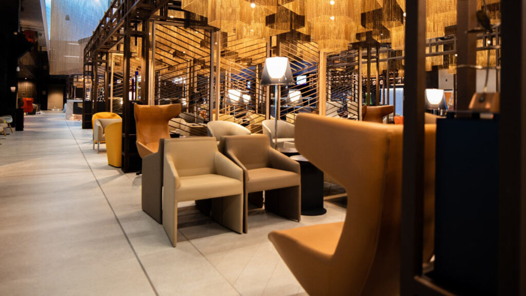 Doble galardón global: el LATAM Lounge Santiago es elegido como la mejor sala VIP de Sudamérica Interior del LATAM Lounge Santiago en el Aeropuerto Arturo Merino Benítez, con sillones de diseño y luminarias cálidas, destacada como la mejor sala VIP de Sudamérica.