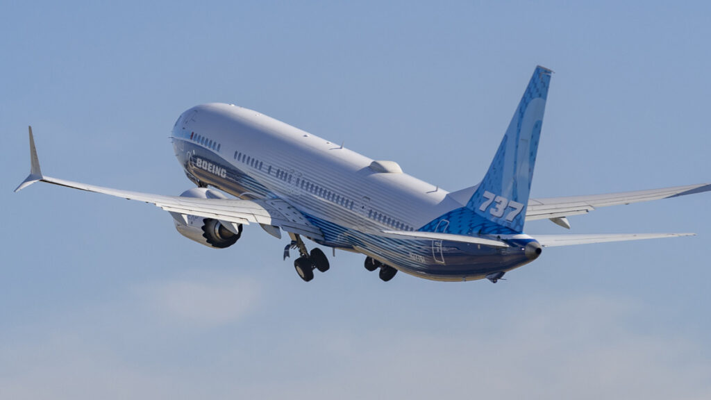 La FAA certificó el Boeing 737-10, el avión más grande de la familia MAX Avión de pasajeros Boeing 737-10 en maniobra de despegue con el diseño corporativo oficial del fabricante, tras obtener la certificación de la FAA.