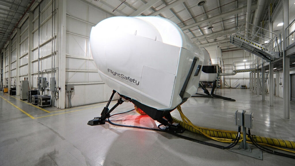 Simulador de vuelo completo (Full-Flight Simulator) Nivel D desarrollado por FlightSafety para el entrenamiento de tripulaciones de Embraer E190-E2 de Azul Brazilian Airlines.