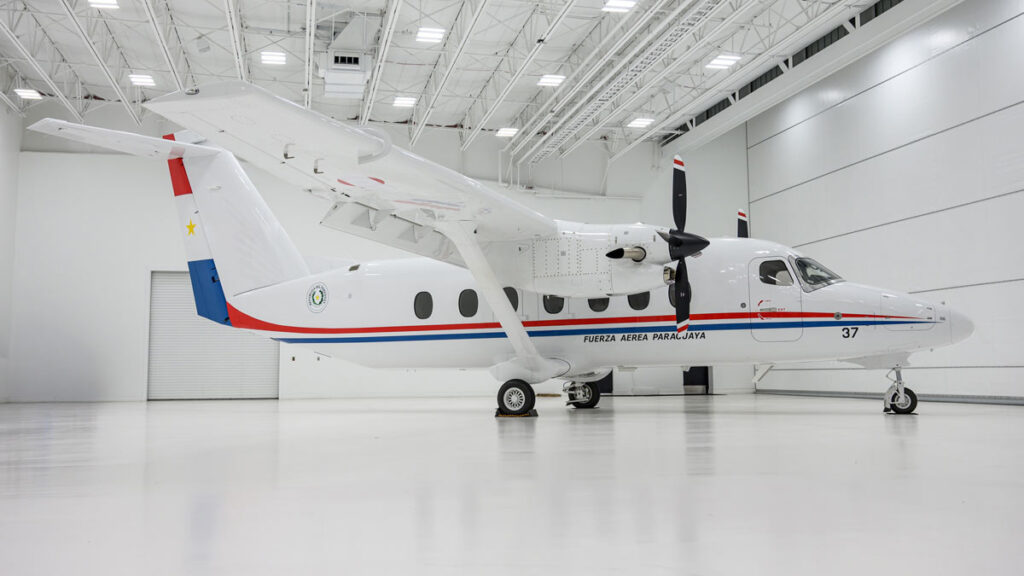 La Fuerza Aérea Paraguaya incorporó el primer Cessna SkyCourier de Sudamérica Vista lateral del avión bimotor turbohélice Cessna SkyCourier con el esquema de pintura oficial y los emblemas de la Fuerza Aérea Paraguaya, estacionado dentro de un hangar.