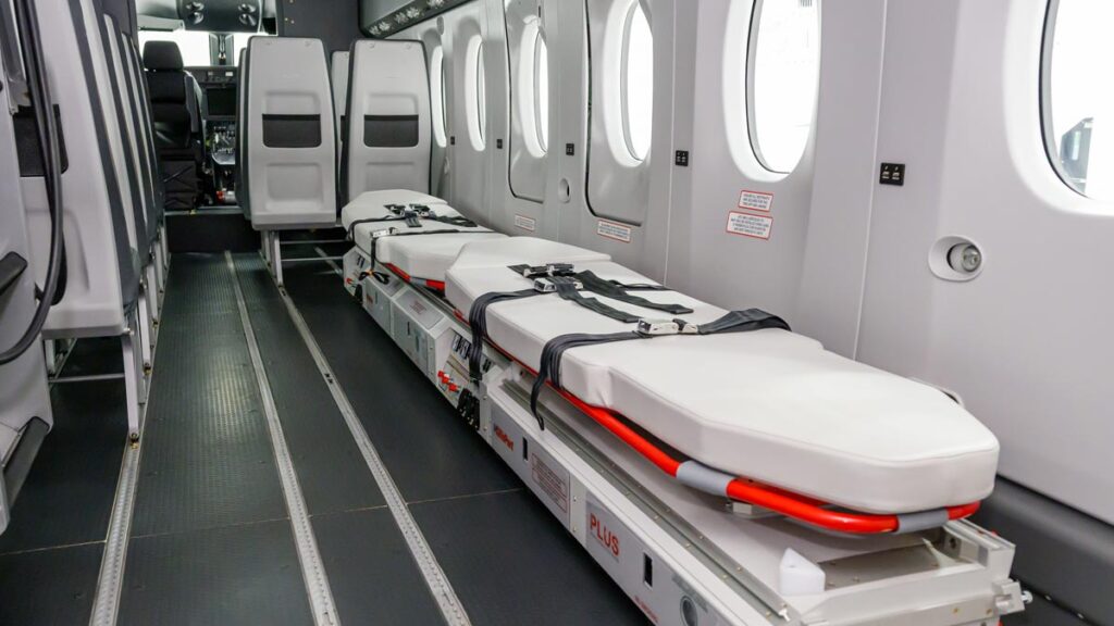 La Fuerza Aérea Paraguaya incorporó el primer Cessna SkyCourier de Sudamérica Texto alternativo: Vista interior de la cabina del Cessna SkyCourier configurada para evacuación médica, mostrando una camilla asegurada sobre rieles en el piso y asientos para pasajeros en el lado opuesto.