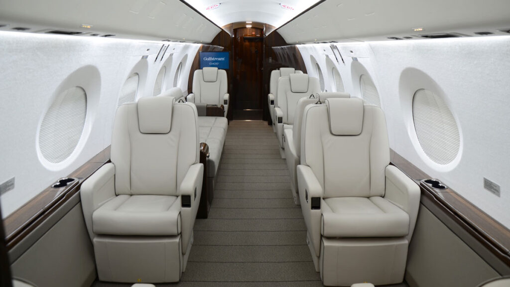 Gulfstream avanza en la certificación del G400 con su primer vuelo de cabina equipada y récord de velocidad Interior de la cabina ejecutiva del Gulfstream G400 equipada con asientos de cuero blanco y detalles en madera, durante su vuelo inaugural de pruebas.