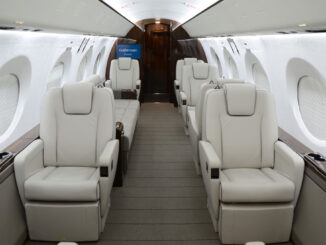Interior de la cabina ejecutiva del Gulfstream G400 equipada con asientos de cuero blanco y detalles en madera, durante su vuelo inaugural de pruebas.