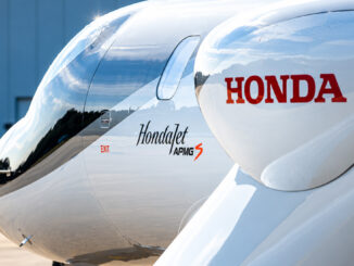 Primer plano del fuselaje de un HondaJet mostrando el logotipo corporativo y la insignia de la actualización APMG S.