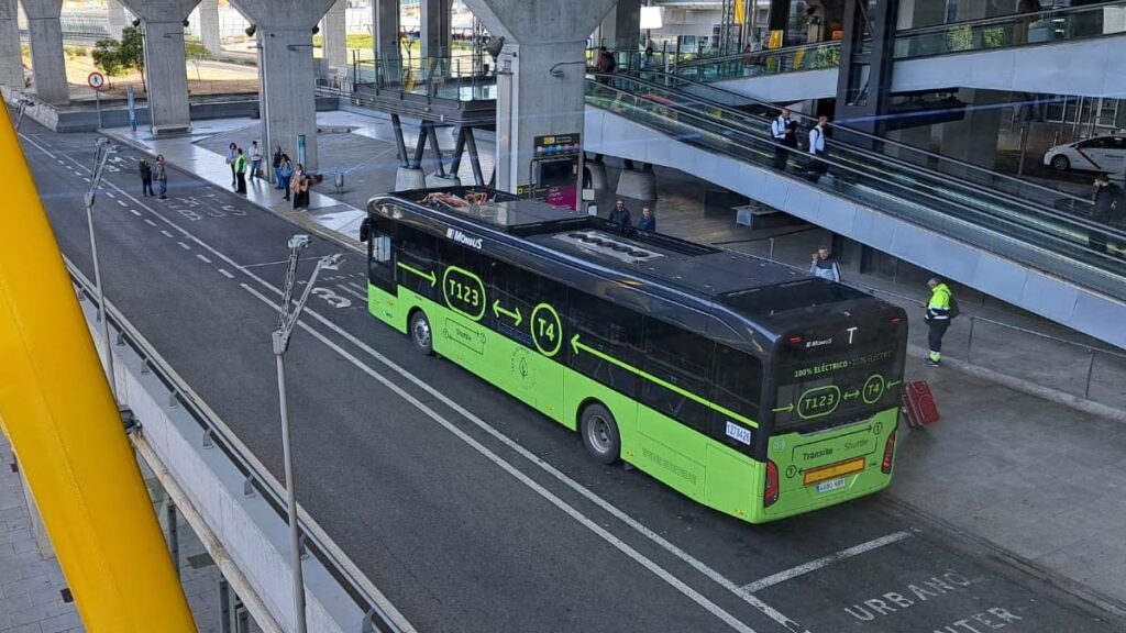 Renovación sustentable: así operan los nuevos autobuses 100% eléctricos en Madrid-Barajas Vista elevada de un nuevo autobús 100% eléctrico de Monbus estacionado en la plataforma exterior del Aeropuerto Madrid-Barajas.