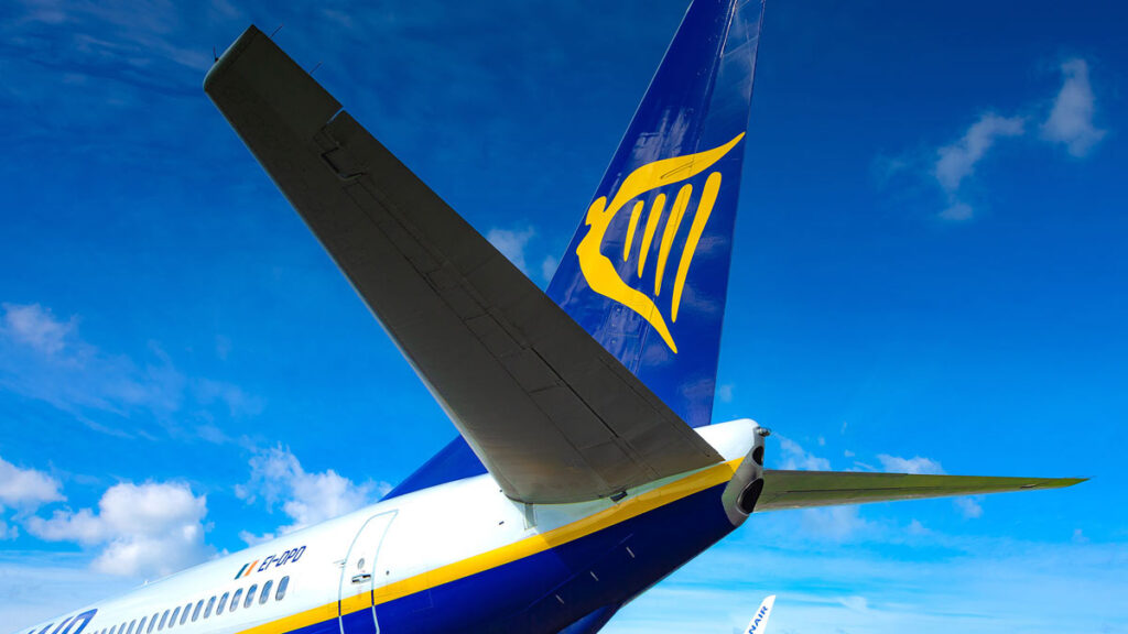 Ryanair anunció 51 rutas y suma vuelos en Madrid para la temporada de invierno 2026 Sección de cola de un avión comercial de la aerolínea Ryanair, destacando el logotipo corporativo amarillo sobre el estabilizador vertical azul