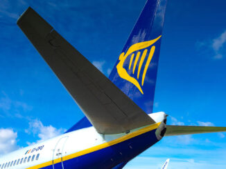 Sección de cola de un avión comercial de la aerolínea Ryanair, destacando el logotipo corporativo amarillo sobre el estabilizador vertical azul