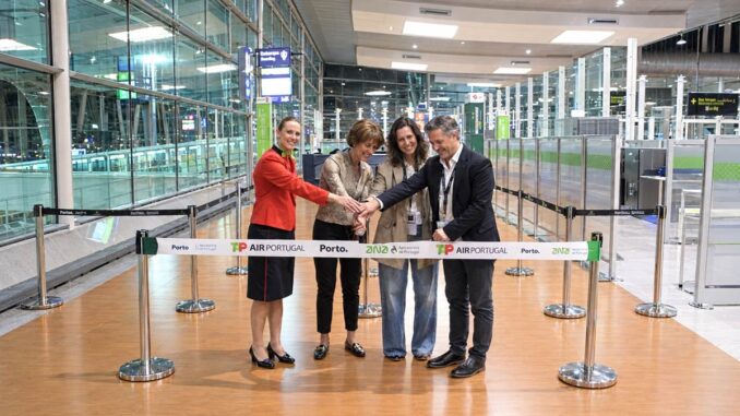 Autoridades y tripulación de TAP Air Portugal cortando la cinta inaugural de la ruta Oporto-Sal en la terminal del aeropuerto.