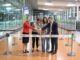 Autoridades y tripulación de TAP Air Portugal cortando la cinta inaugural de la ruta Oporto-Sal en la terminal del aeropuerto.